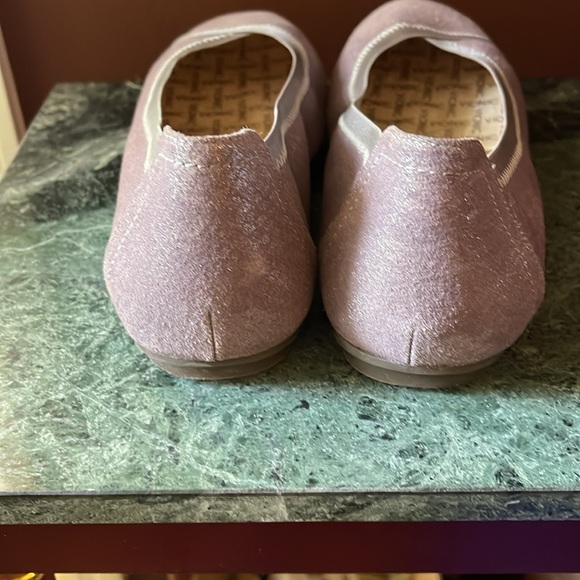 Vionic flats. No insoles. Shimmery lilac color. Pretty. Size 8.5 - Picture 3 of 8